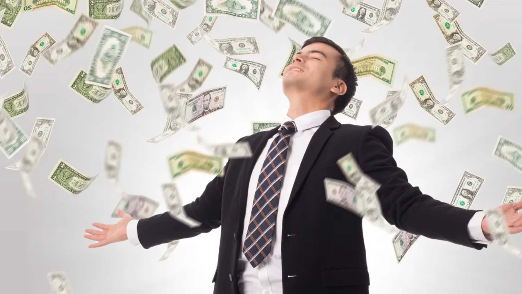 From employee to millionaire in one day: he received 330 salaries by mistake and his company is now searching for him across the country