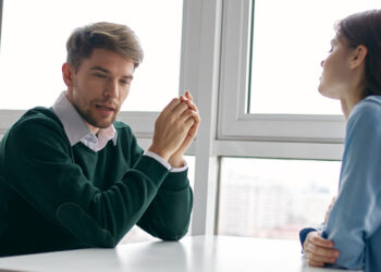 Neither shyness nor coldness—this is what really happens in the brain when someone avoids looking you directly in the eye