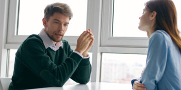 Neither shyness nor coldness—this is what really happens in the brain when someone avoids looking you directly in the eye