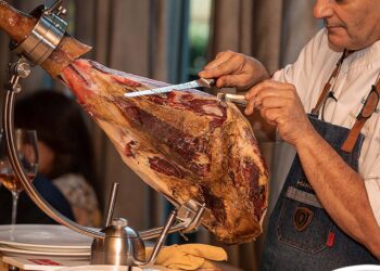 Nick, the American TikToker, is speechless when he sees how Spaniards buy ham