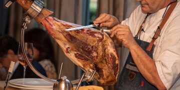 Nick, the American TikToker, is speechless when he sees how Spaniards buy ham