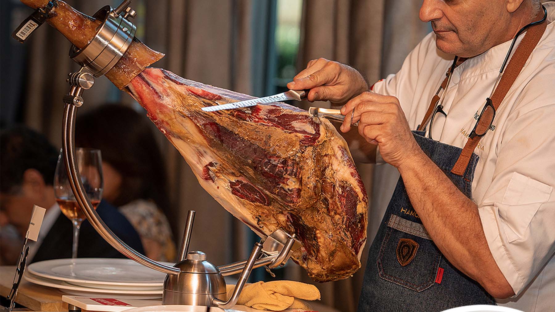 Nick, the American TikToker, is speechless when he sees how Spaniards buy ham