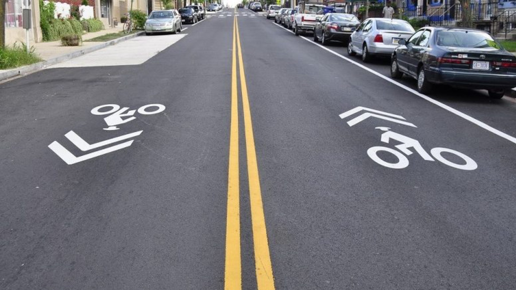 Goodbye to dangerous sharrows in California—Gavin Newsom signs a law that changes how cars and cyclists share the road