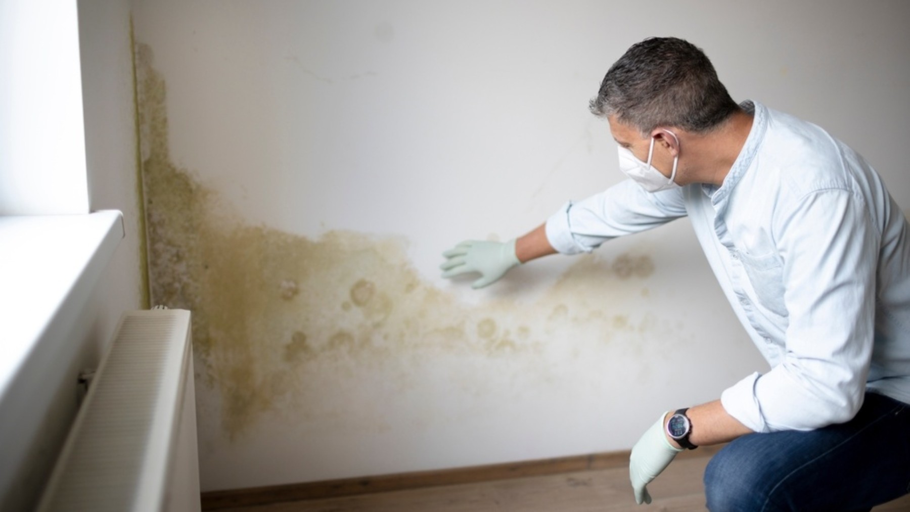 The aluminum foil technique—an architect's trick for finding out if a wall has moisture