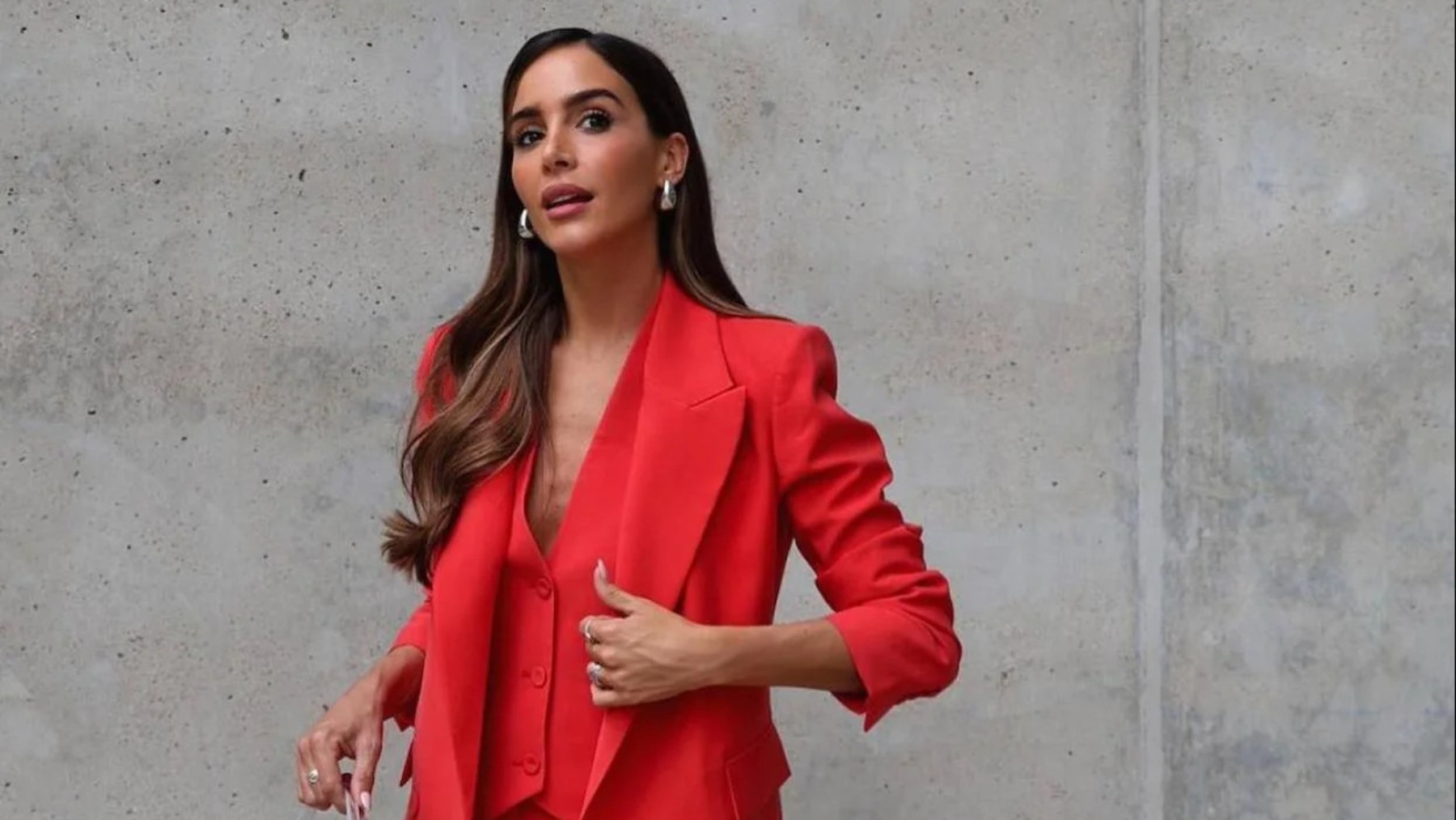 Wearing red is no coincidence—what this color reveals about your confidence, leadership, and how you are perceived at work in the United States