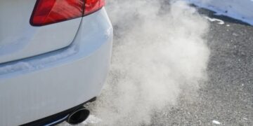 No more warming up your car like before in the US—several cities are already fining people for leaving their engines running in winter, according to environmental authorities