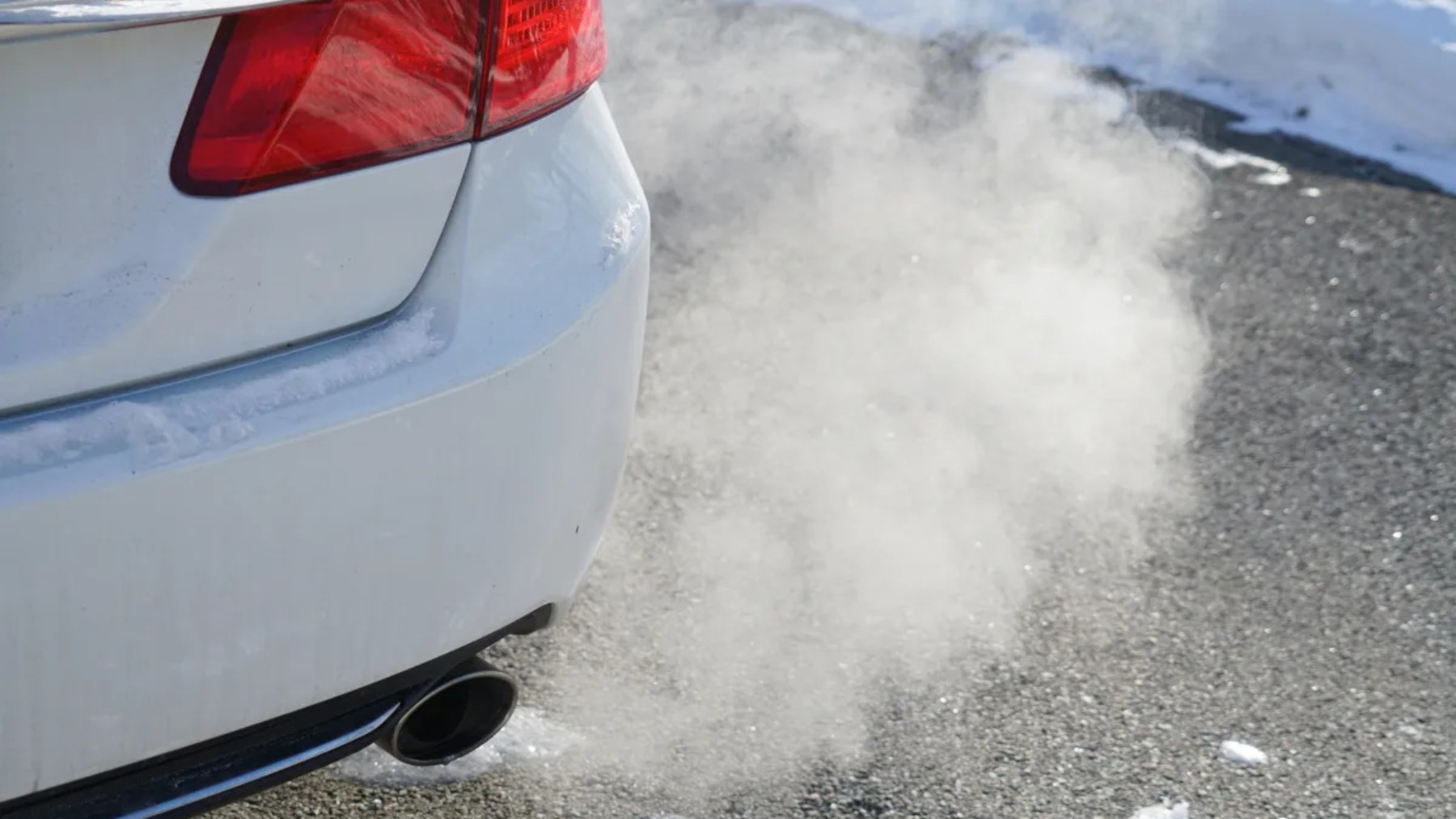 No more warming up your car like before in the US—several cities are already fining people for leaving their engines running in winter, according to environmental authorities