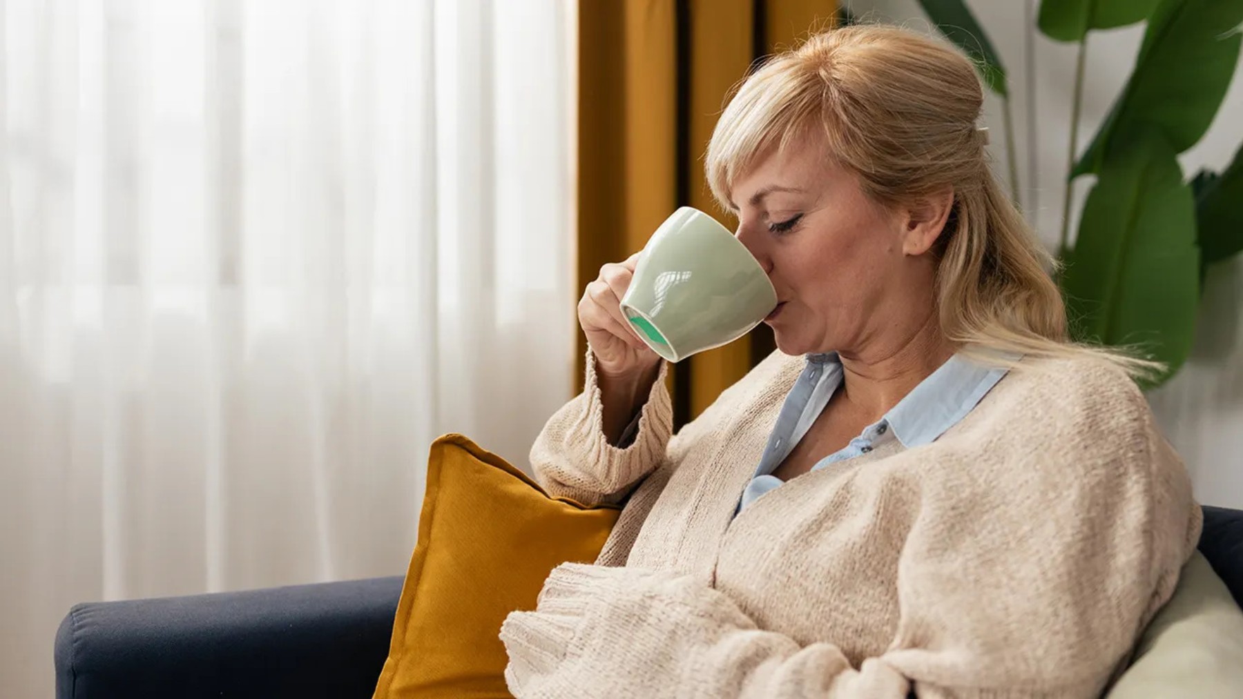 Neither excessive coffee nor innocent habits—how tea and coffee affect women's bone health after menopause