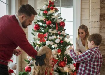 Farewell to the classic Christmas tree star—the new trend with personalized pennants modernizes tradition without losing its symbolism