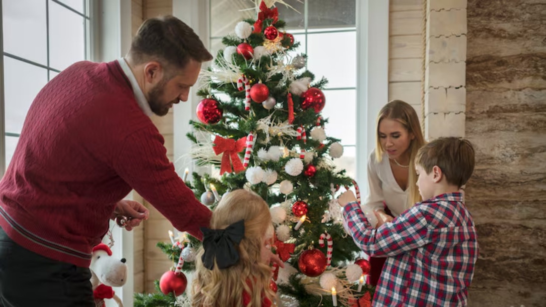 Farewell to the classic Christmas tree star—the new trend with personalized pennants modernizes tradition without losing its symbolism