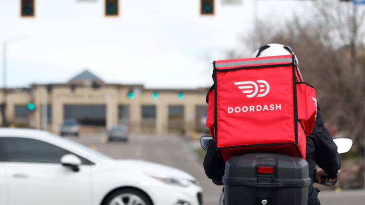 Goodbye to fast orders without tips—DoorDash warns that orders without tips will take longer to arrive, sparking national controversy in the US
