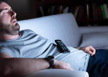 The nighttime mistake millions make without realizing it—why falling asleep while watching television can damage your brain and your rest