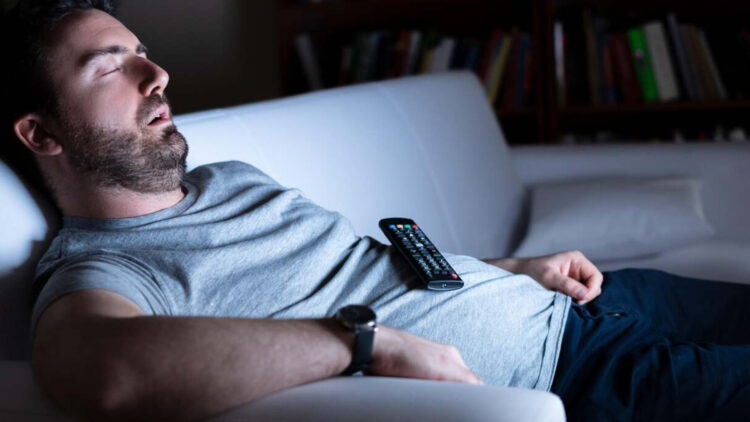 The nighttime mistake millions make without realizing it—why falling asleep while watching television can damage your brain and your rest