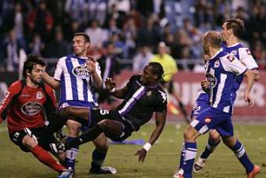 Al Real Valladolid no se le dan bien los líderes 3 Manucho marcó un gol 'in extremis' al Dépor || Foto: Marca