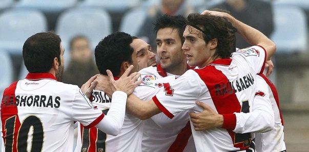 De un negro pasado albivioleta a un presente blanco… y rojo