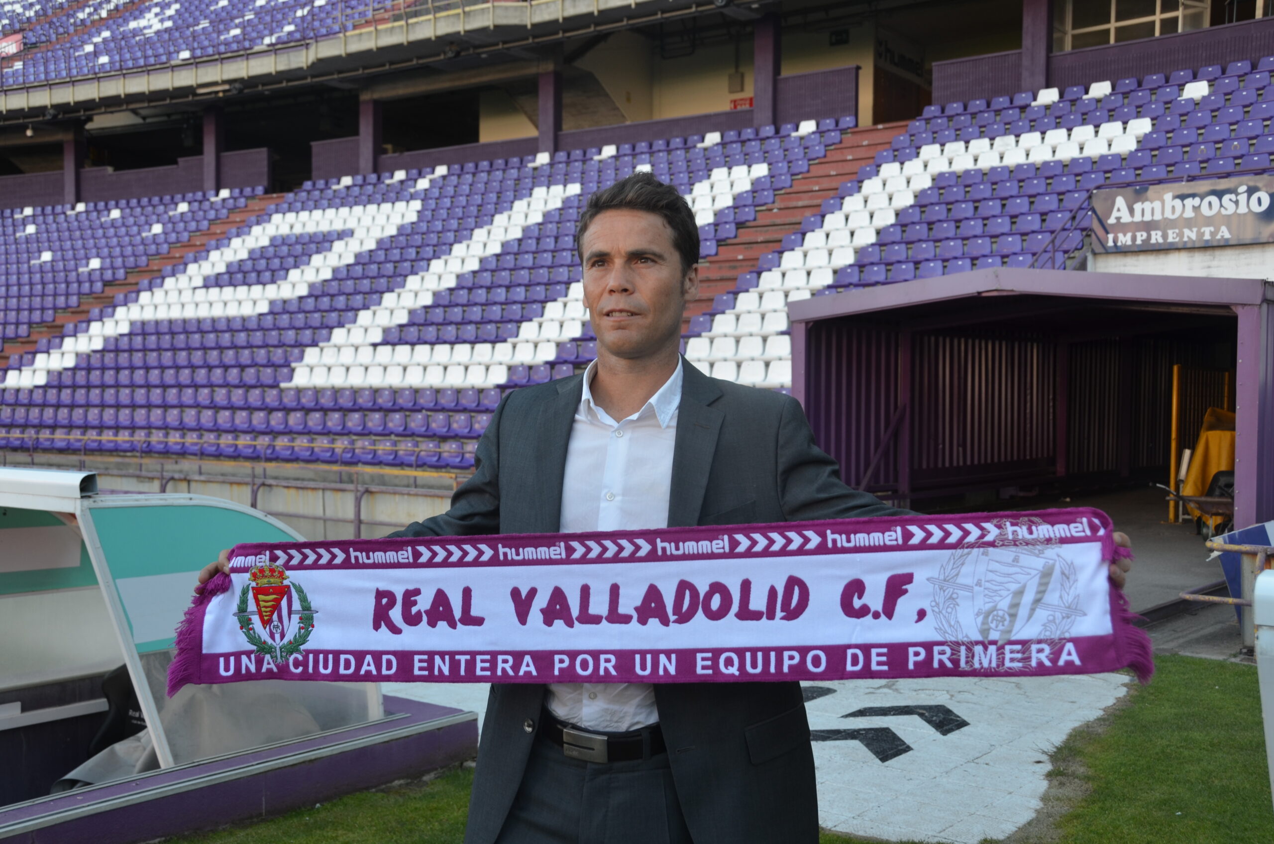 Rubi, nuevo entrenador del Real Valladolid 1 Rubi posa como técnico blanquivioleta || Foto: Juan Postigo