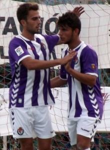 Teto firma por el CD Coria 2 Guille Andrés y Teto || Foto: Rebeca Díez