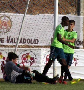 Atlético Tordesillas - Real Valladolid Promesas, primer amistoso de la pretemporada 2 Sekou y Toni, con Farolo en el suelo Foto: Rebeca Díez