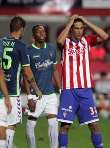 El Detalle: La venganza de Llanes 2 El sportinguista Pablo se lamenta ante Chus Herrero y Mojica || Foto: Real Valladolid