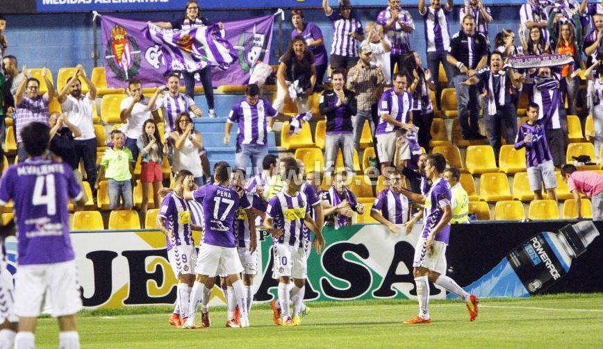 Celebración del gol de Roger en Alcorcón, con la afición al fondo