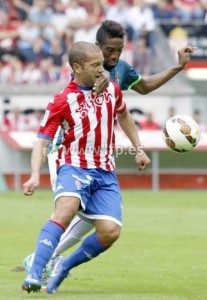 Un empate para seguir creciendo 2 Bergdich pugna por la posesión por Lora