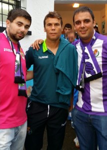 Carbayón y blanquivioleta, sangre y corazón 2 Borja García, junto a Rubi y su amigo Panu, en Luarca