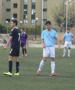 A seguir así 2 El blanquivioleta Juan y el celeste Víctor Rico, durante un momento del Arces - Real Valladolid B Foto: Sergio Sanz