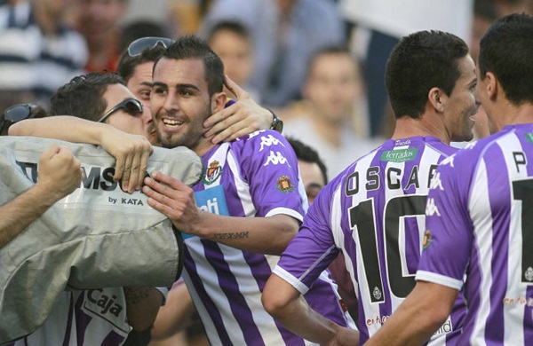 Alcorcón, una fiesta con la afición 1 Nauzet celebra un gol con un aficionado || Foto: El Norte de Castilla