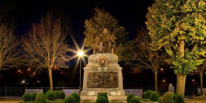 El gaitero de Gijón y los amantes de Zorrilla 1 Parque Ramón de Campoamor, en Navia, Asturias || Foto: Navia Turismo