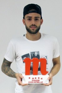 Roger posa con el trofeo de Mahou Foto: Real Valladolid