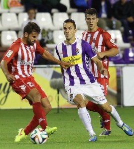 Clasificación del I Trofeo Blanquivioletas al mejor jugador 2 Óscar Díaz da un pase entre dos rivales || Foto: Real Valladolid