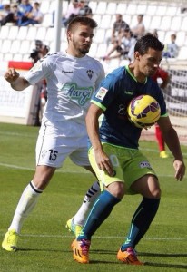 Clasificación del I Trofeo Blanquivioletas al mejor jugador 2 Óscar controla un balón ante Portu Foto: LFP