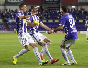Chus Herrero y Samuel felicitan a Guille Andrés por su gol Foto: Real Valladolid