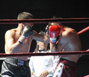 Ricky Pow golpea a Strachinaru Foto: Rosa M. Martín