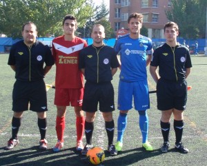 El Felicísimo comienza a fructificar 2 Bueno y Villalón, junto al trío arbitral Foto: Víctor Álvarez