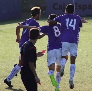 El CD Lealtad para acabar el año en Los Anexos 2 Ángel, Ayub y Anuar festejan el primer gol contra la Cultural, del primero, y fruto de una genial acción del segundo Rosa M. Martín