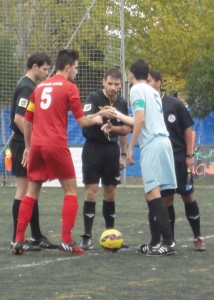 Saludo inicial entre capitanes y árbitros Foto: Sergio Sanz