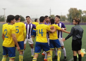 El Juvenil A sentencia en diez minutos 3 Momento de la tangana entre jugadores  del Juvenil DH y el Alcorcón || Foto: Sergio Sanz