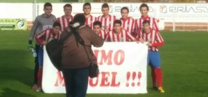 Un Torde histórico 3 El once del Tordesillas sostiene la pancarta de ánimo a su compañero Miguel, lesionado de gravedad Foto: Andrés Villagarcía