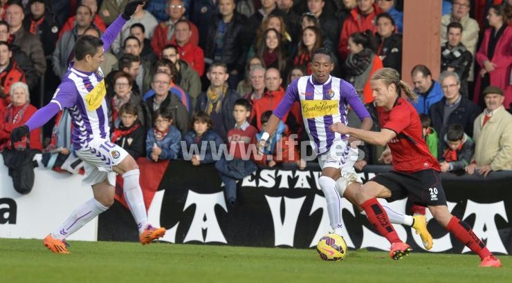 Óscar y Mojica, frente a Aitor Fernández