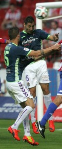 A por el Racing, pese a todo 2 Samuel cabecea un balón ante Chus Herrero Foto: Real Valladolid