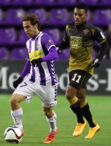 Copa para olvidar las penas 2 Jorge conduce ante Rodrigues en el partido de ida Foto: Real Valladolid
