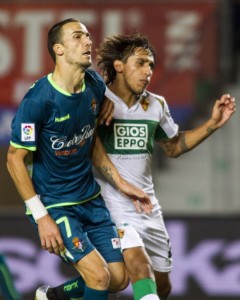 "Hemos sido muy superiores al Elche" 2 Óscar Díaz corre junto a Damián Suárez Foto: Real Valladolid