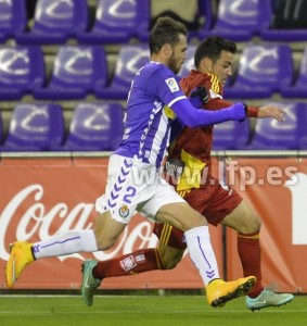 El 11 del Pucela: Jornada 16 2 Chica pugna por un balón