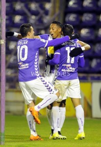 Mojica: "Ha sido un partido especial para todo el grupo" 2 Mojica se abraza con Óscar y Jeffren