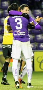 Clasificación del I Trofeo Blanquivioletas al mejor jugador 2 Mojica y Óscar se abrazan Foto: Real Valladolid