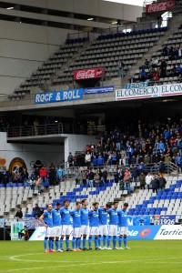 El Promesas aguantó a medias 3 Los jugadores del Oviedo guardan un minuto de silencio Foto: Rosa M. Martín