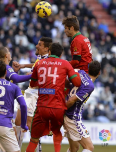 Jesús Rueda: "Hemos ganado un partido merecido" 2 Rueda trata de despejar un balón