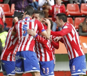Los jugadores del Sporting de Gijón celebran un gol