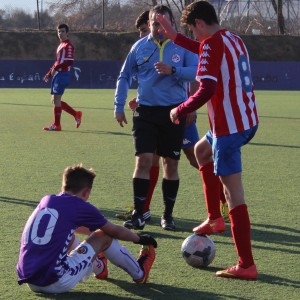 El Real Valladolid respira en Liga Nacional 2 Miguelín, objeto de falta Foto: Víctor Álvarez